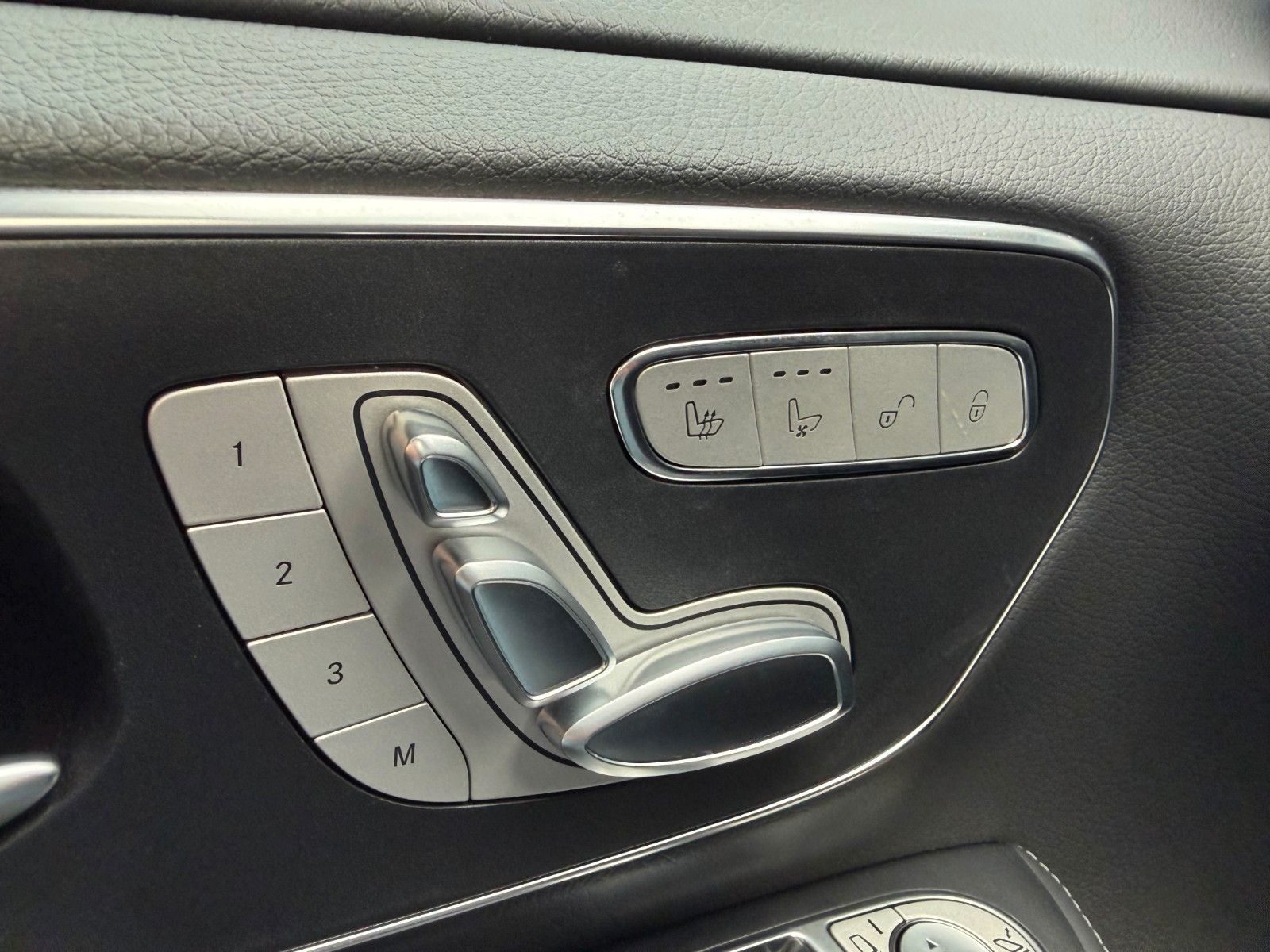 Fahrzeugabbildung Mercedes-Benz V 300 d 4MATIC EXCLUSIVE AMG Panorama Standheiz