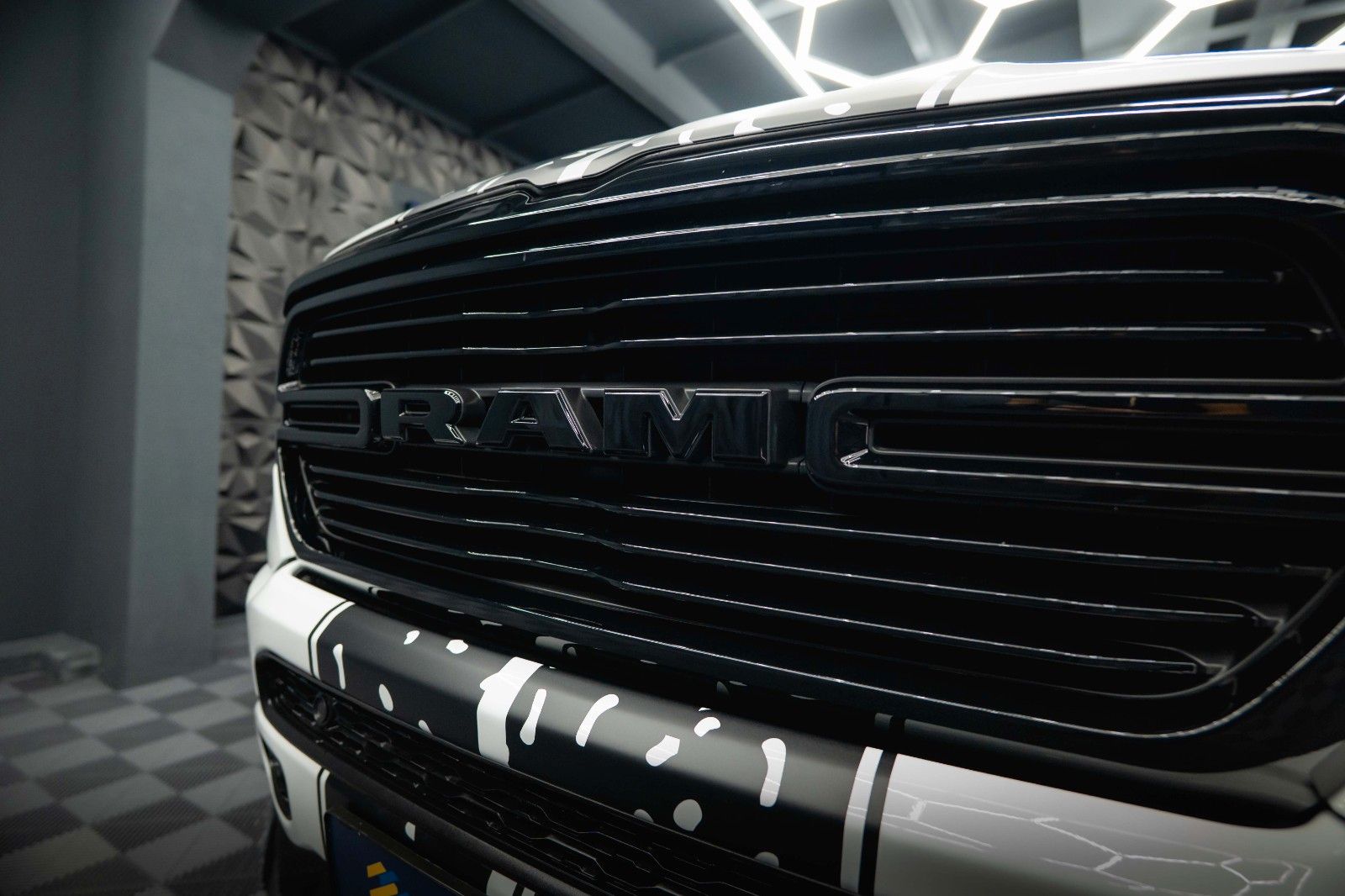 Fahrzeugabbildung Dodge RAM 5.7 V8 HEMI 4x4 OFFROAD Night-Paket *LED*