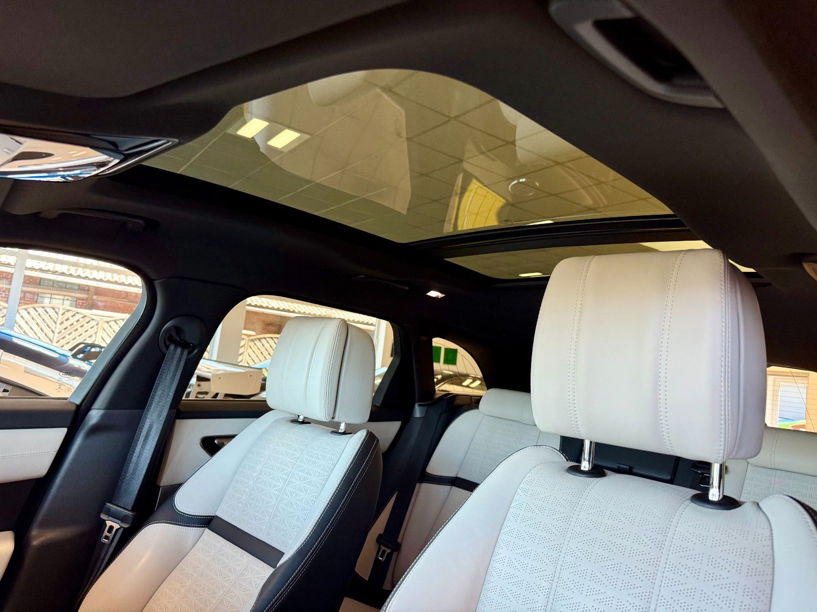 Fahrzeugabbildung Land Rover Range Rover Velar R-Dynamic HSE Design Black