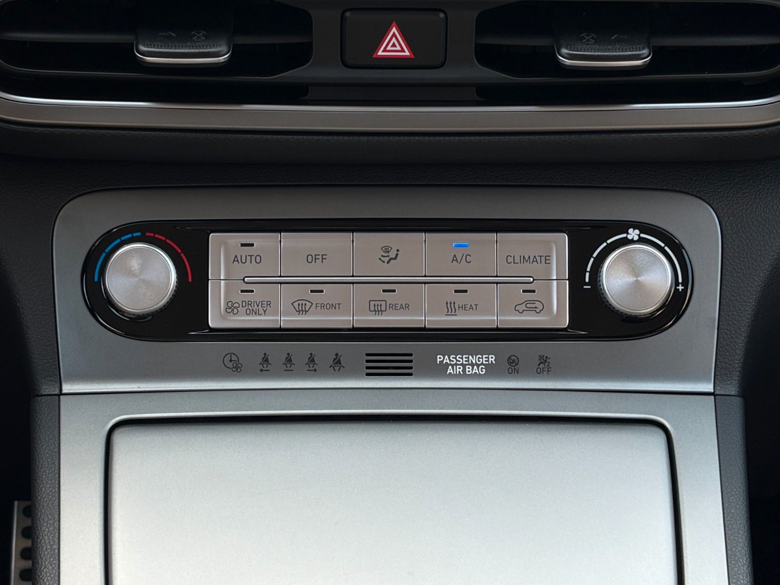 Fahrzeugabbildung Hyundai KONA E Select SHZ LHZ ACC Navi CarPlay PDC LKA