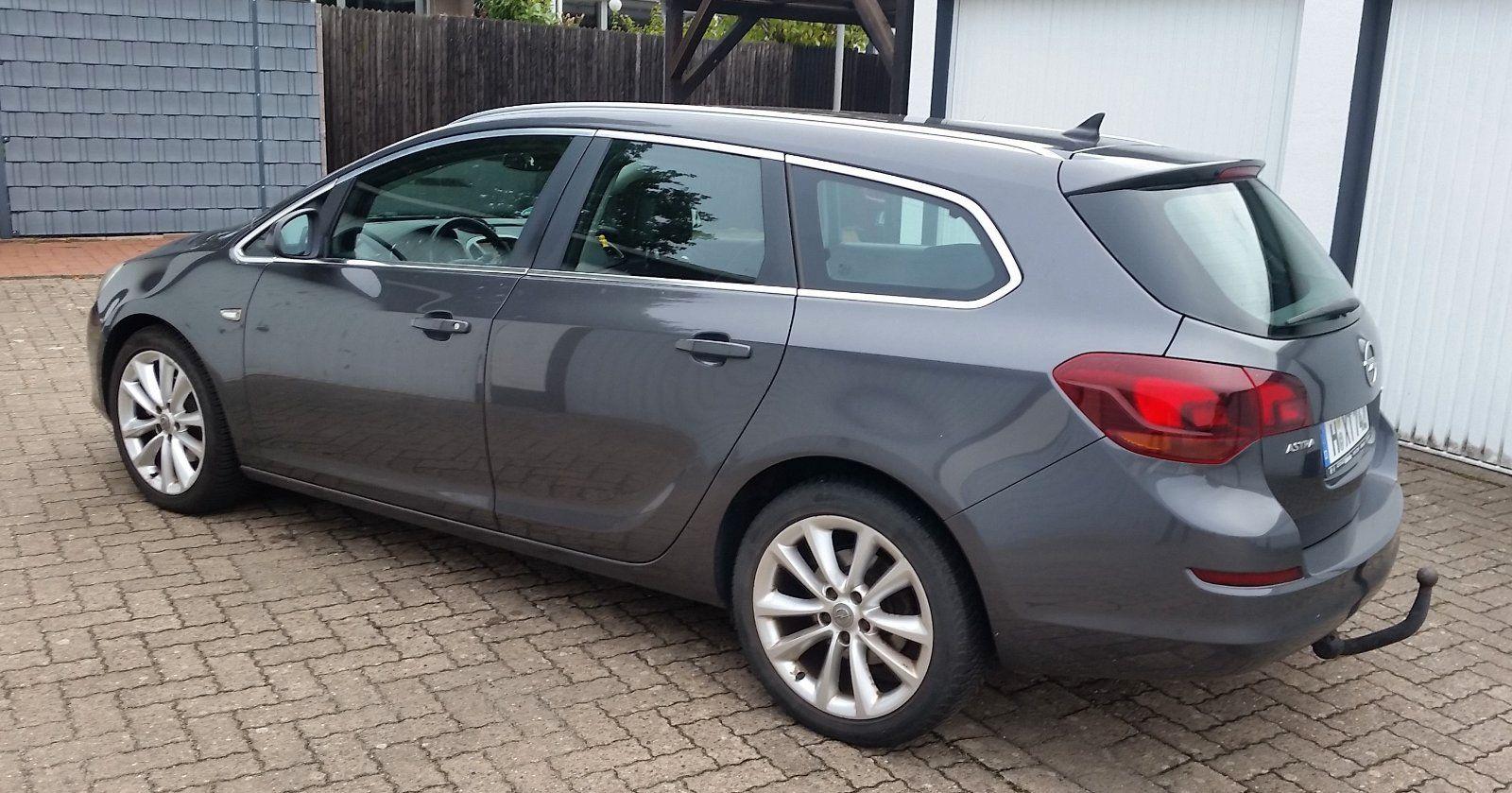 Opel Astra 2011 — interior