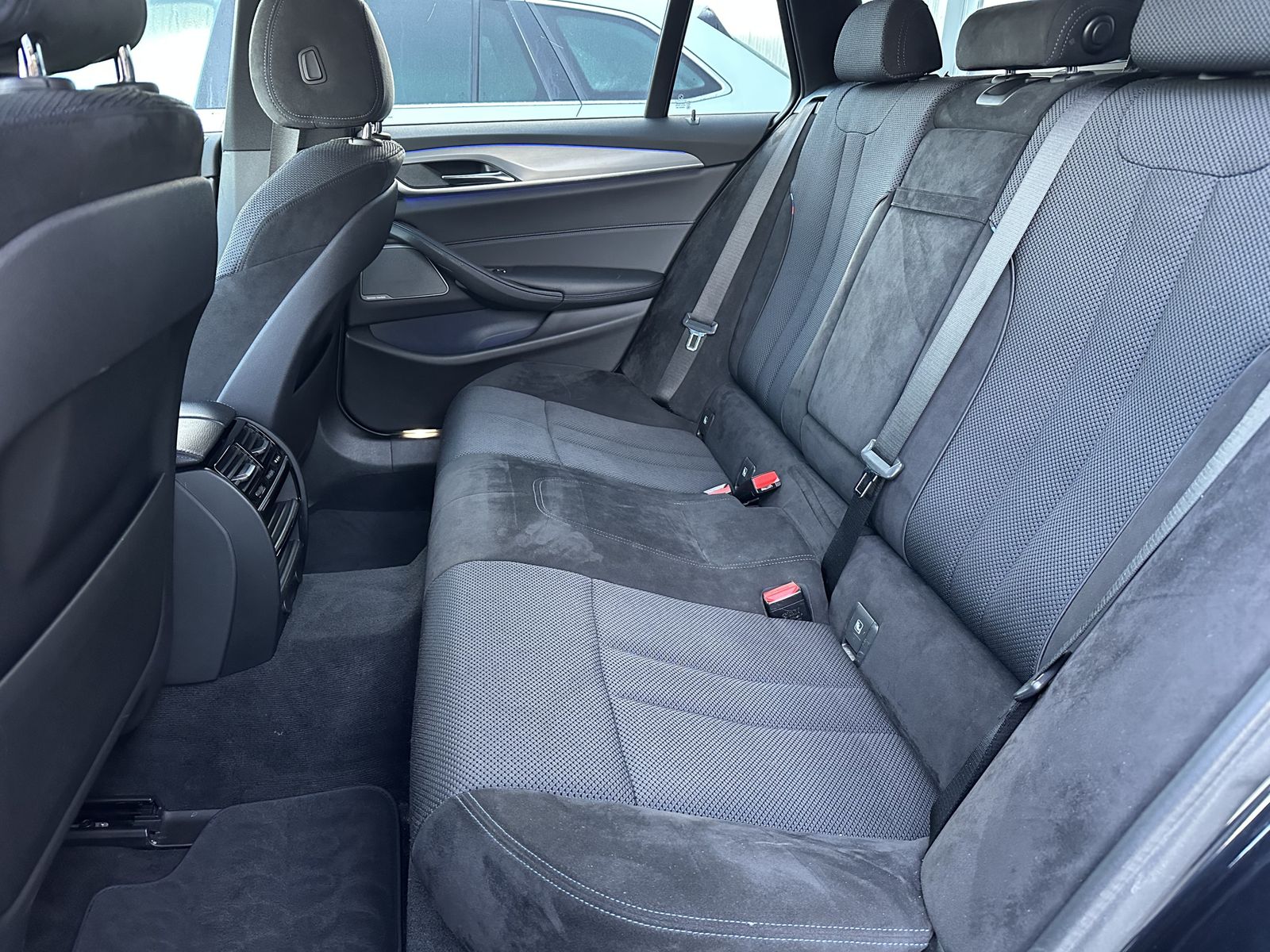 Fahrzeugabbildung BMW 520d Touring xDrive M-Sport NAV+LED+ACC+H&K+18ZO