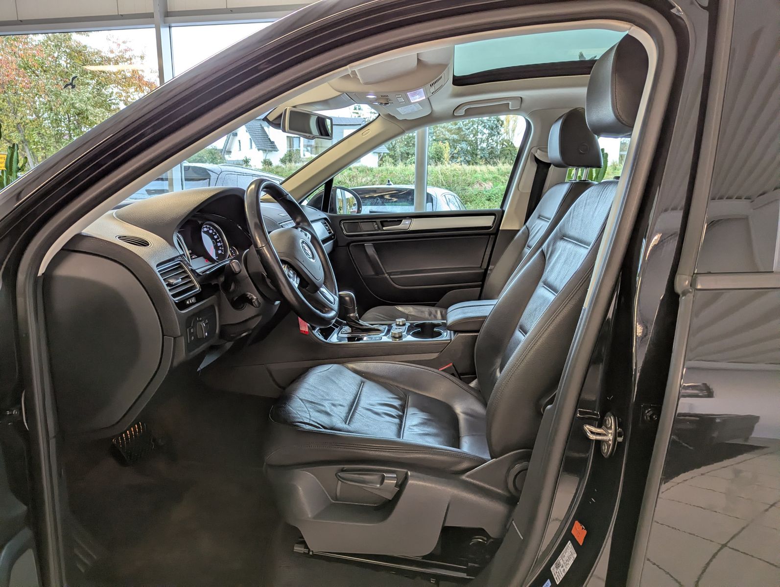 VW Touareg V6 TDI Terrain 4M StHz. Luft Pano AHK - Image 13