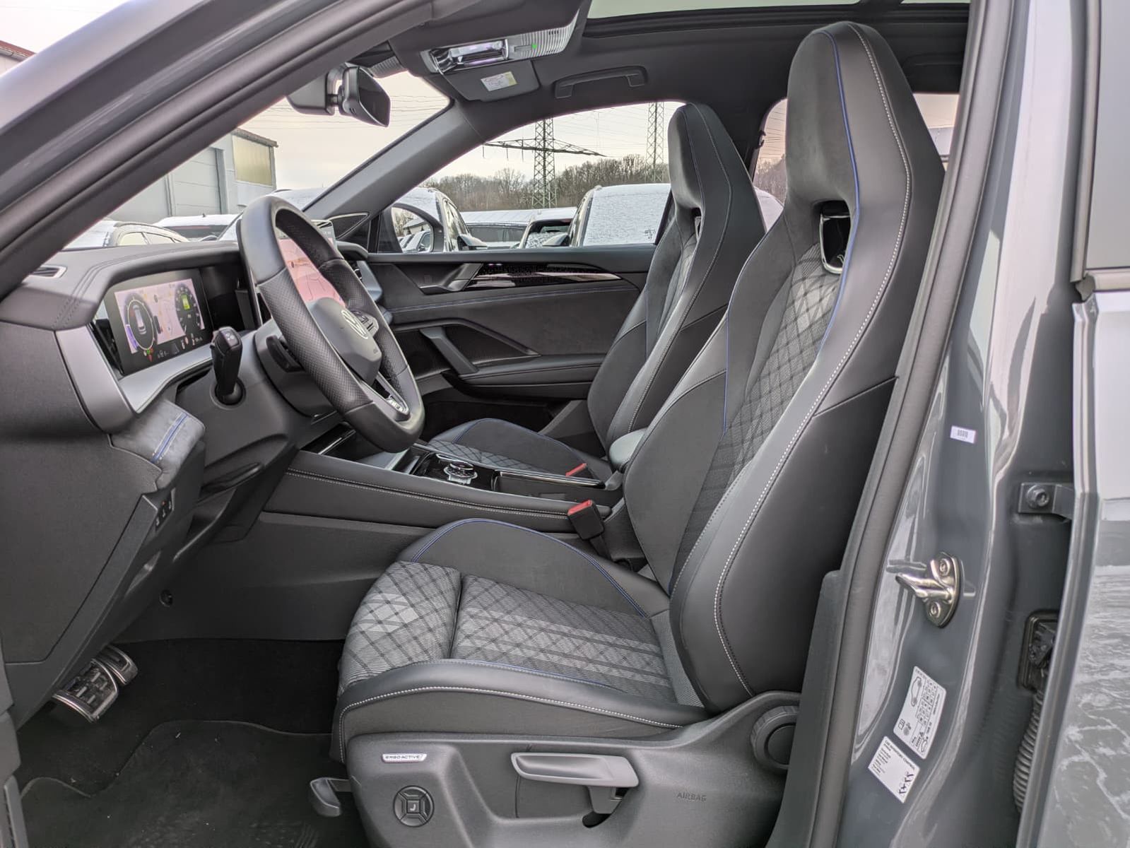 Fahrzeugabbildung Volkswagen Tayron 2.0 TDI 4M R-Line BLACK*7S*IQ-L.*PANO*HUD