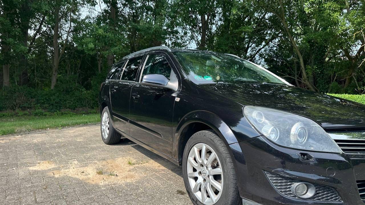 Opel Astra 2009 — rear view