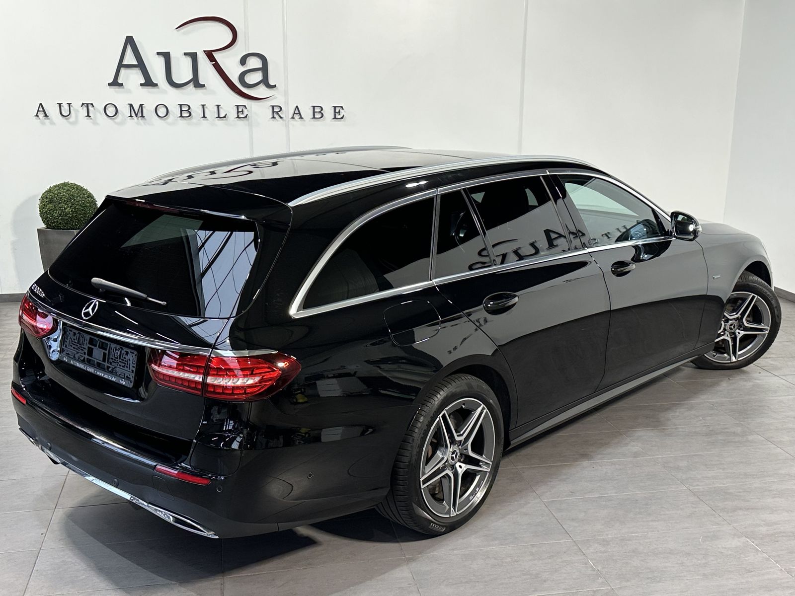 Fahrzeugabbildung Mercedes-Benz E 300de T AMG-Line NAV+LED+PANO+360°+DISTRONIC