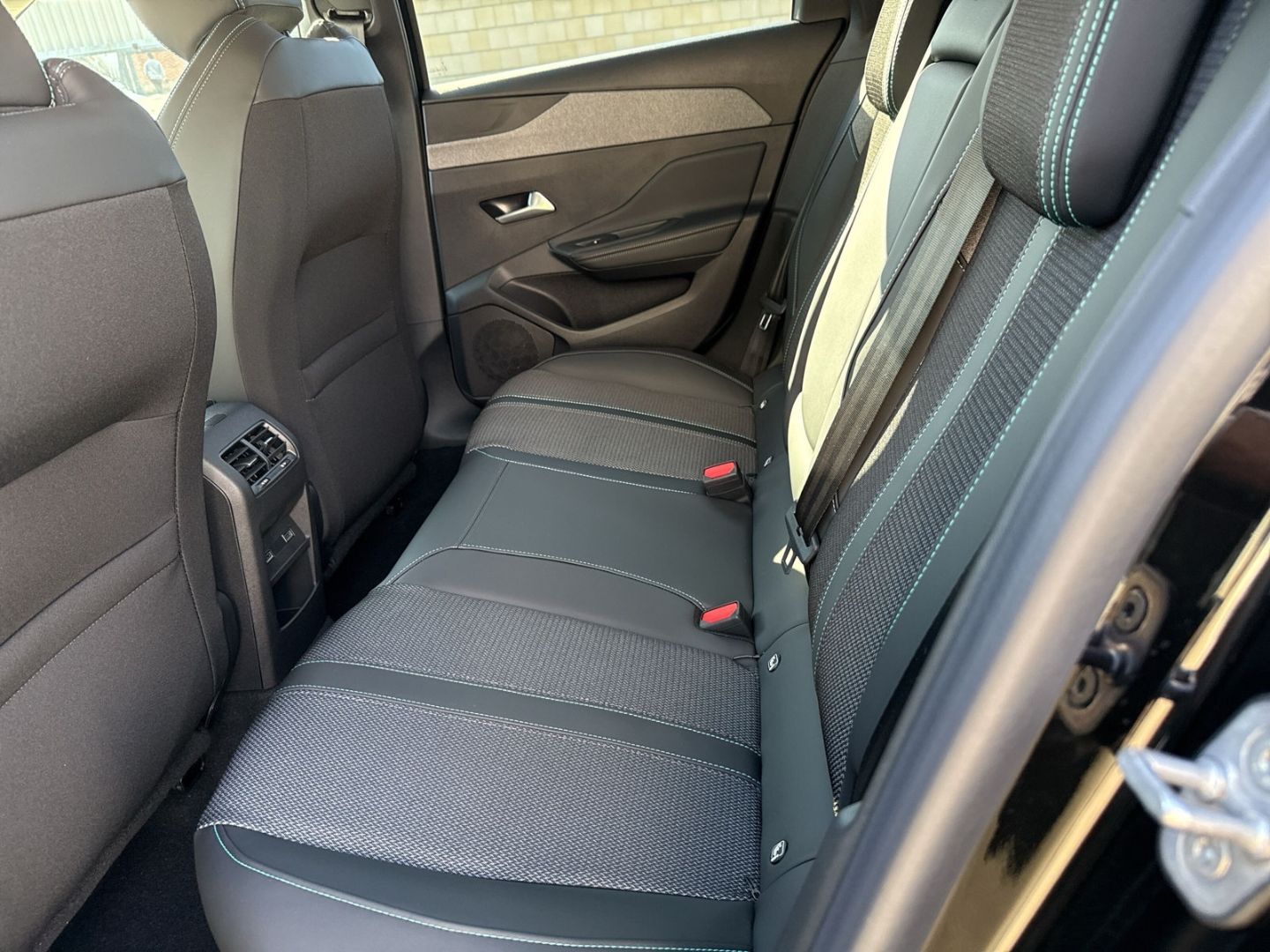 Fahrzeugabbildung Peugeot 308 SW Hybrid 145 Allure 1.2 LED ACC 2-Zonen-Kli