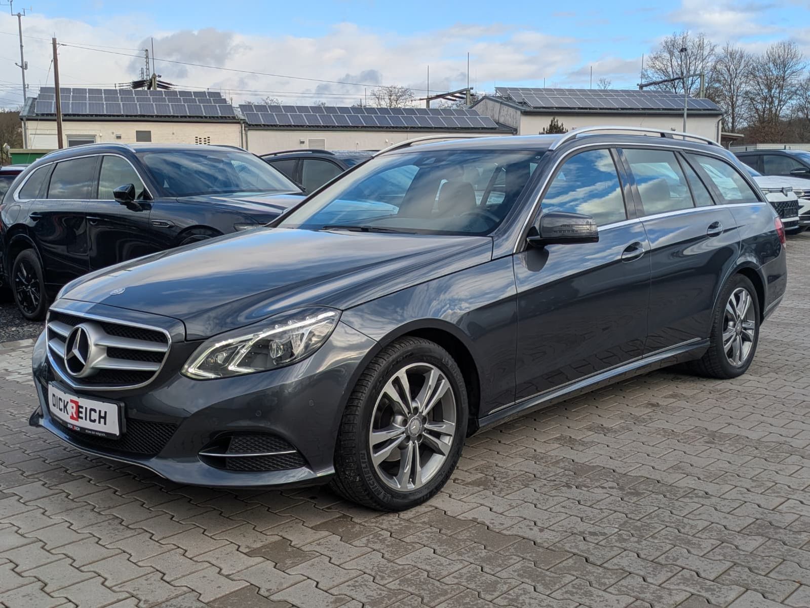 Fahrzeugabbildung Mercedes-Benz E 220 Avantgarde LED*AHK*KAMERA*TEMP*NAVI*SHZ