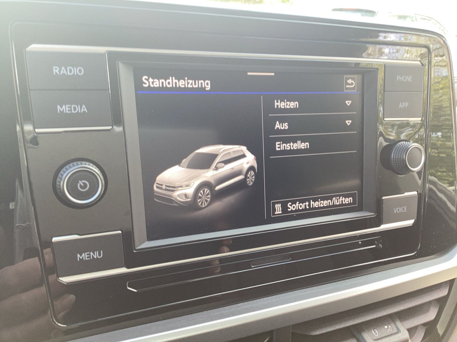 Fahrzeugabbildung Volkswagen T-Roc TSI Life Standhzg LED APP Park-Assist SH L