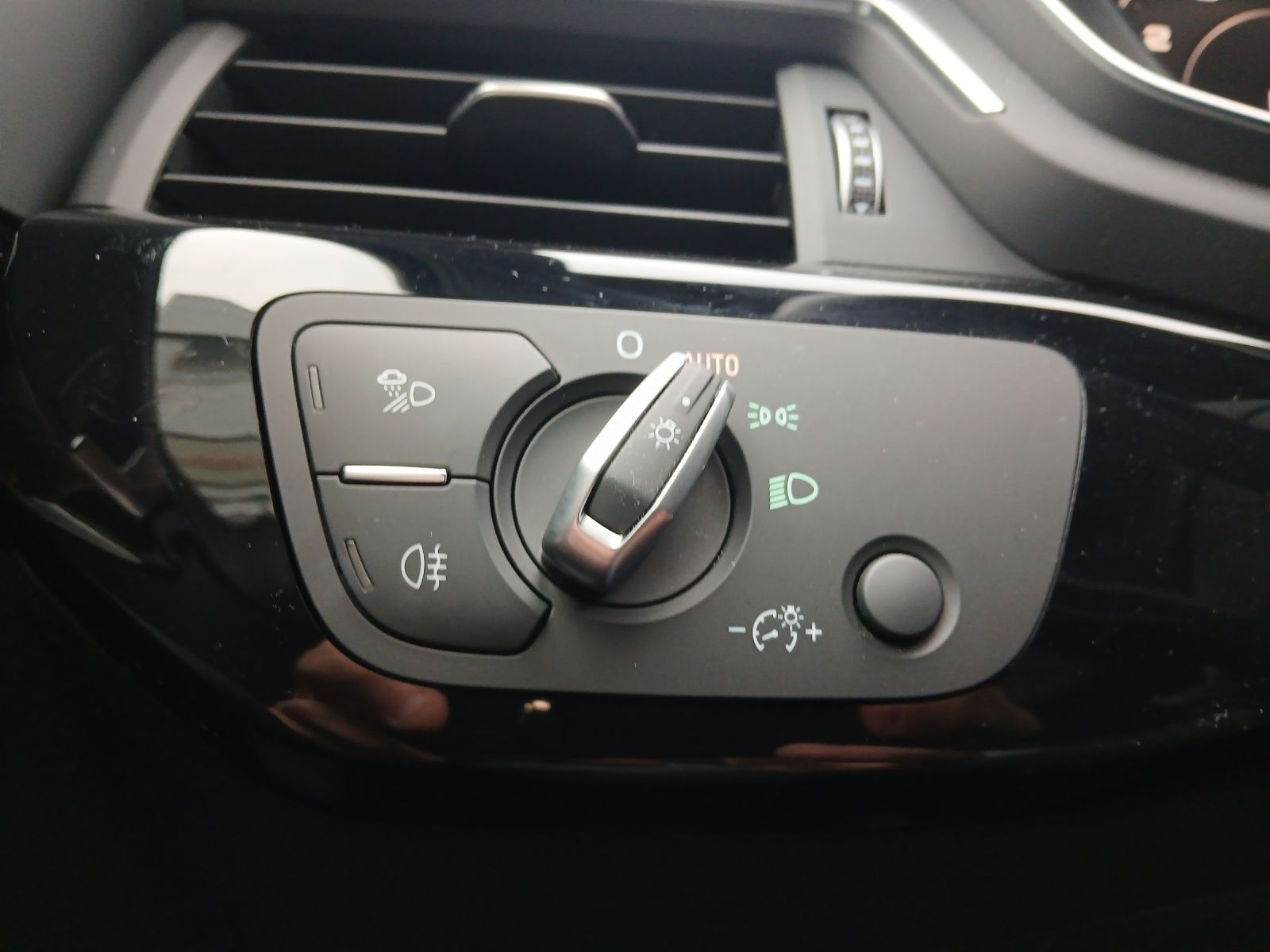 Fahrzeugabbildung Audi A4 TFSI sport S-Line-Black LED AHK Navi AVC ACC