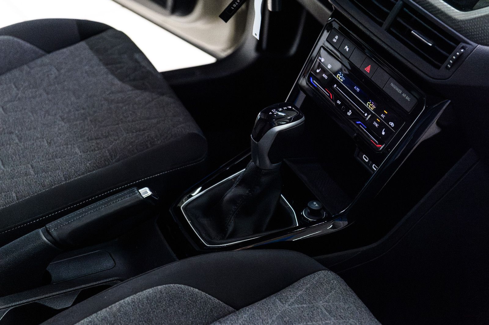 Fahrzeugabbildung Volkswagen T-Cross Move+AHK+GJR+NAVI+SHZ+ALU+ACC+DAB