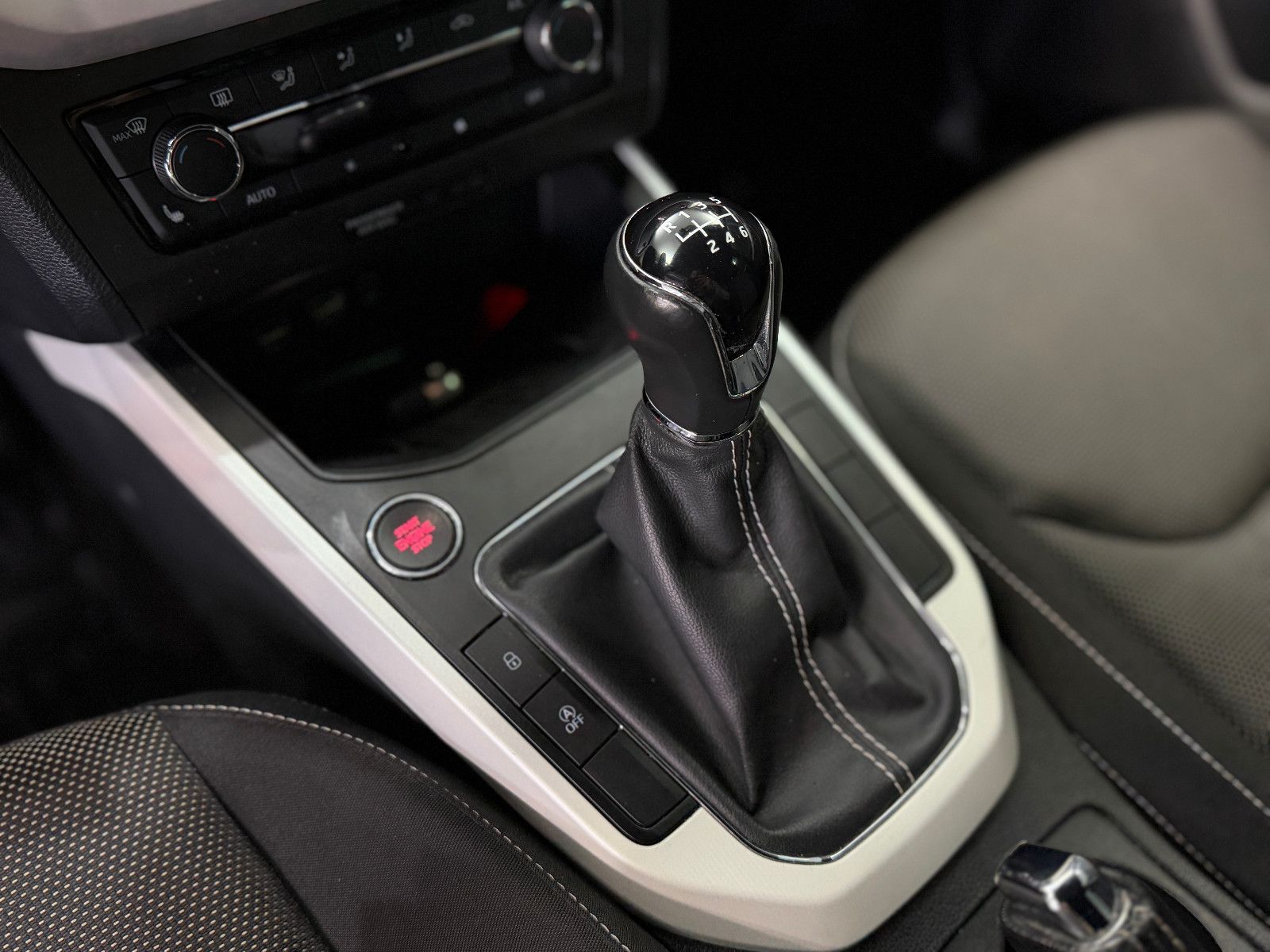 Fahrzeugabbildung SEAT Arona Xcellence|PDC|NAVI|ACC|LED
