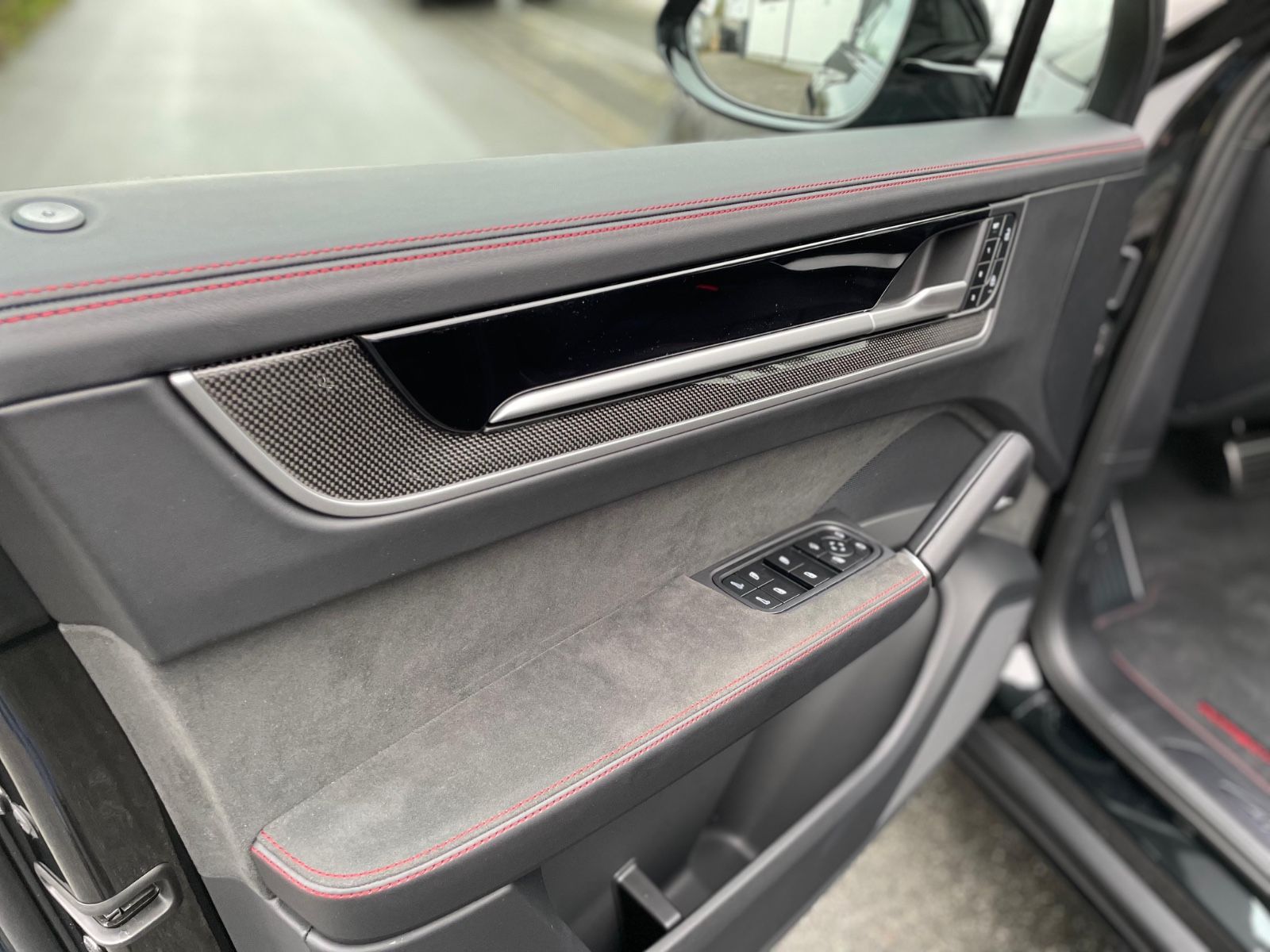 Fahrzeugabbildung Porsche Cayenne GTS Coupé |HUD|Matrix|ACC|AHK|Carbon|22"
