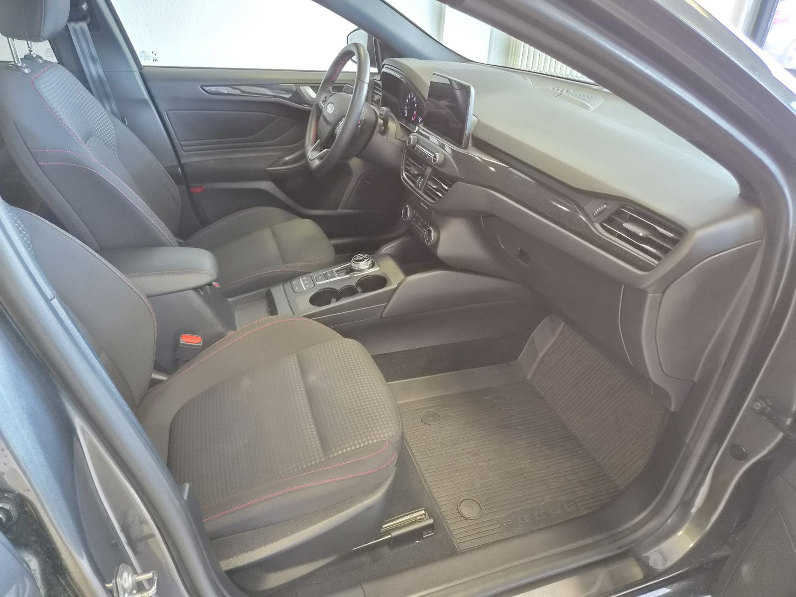 Fahrzeugabbildung Ford Focus Lim. ST-Line / NAVI / KAMERA /1. Hand