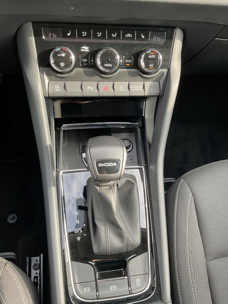 Fahrzeugabbildung SKODA Karoq 1.5l TSI DSG ACC,Kamera,Navi,LED,ACC
