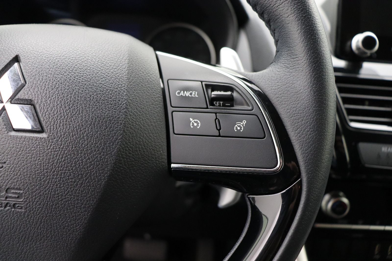 Fahrzeugabbildung Mitsubishi Eclipse Cross 2.4 Basis Hybrid 4WD