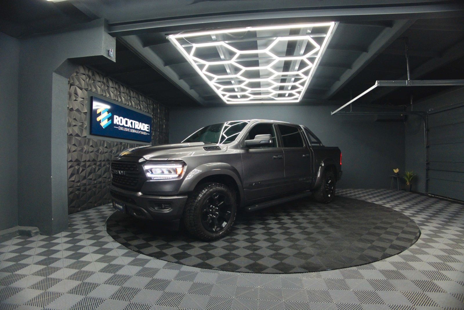 Fahrzeugabbildung Dodge RAM 5.7 V8 HEMI 4x4 OFFROAD Night-Paket *LED*