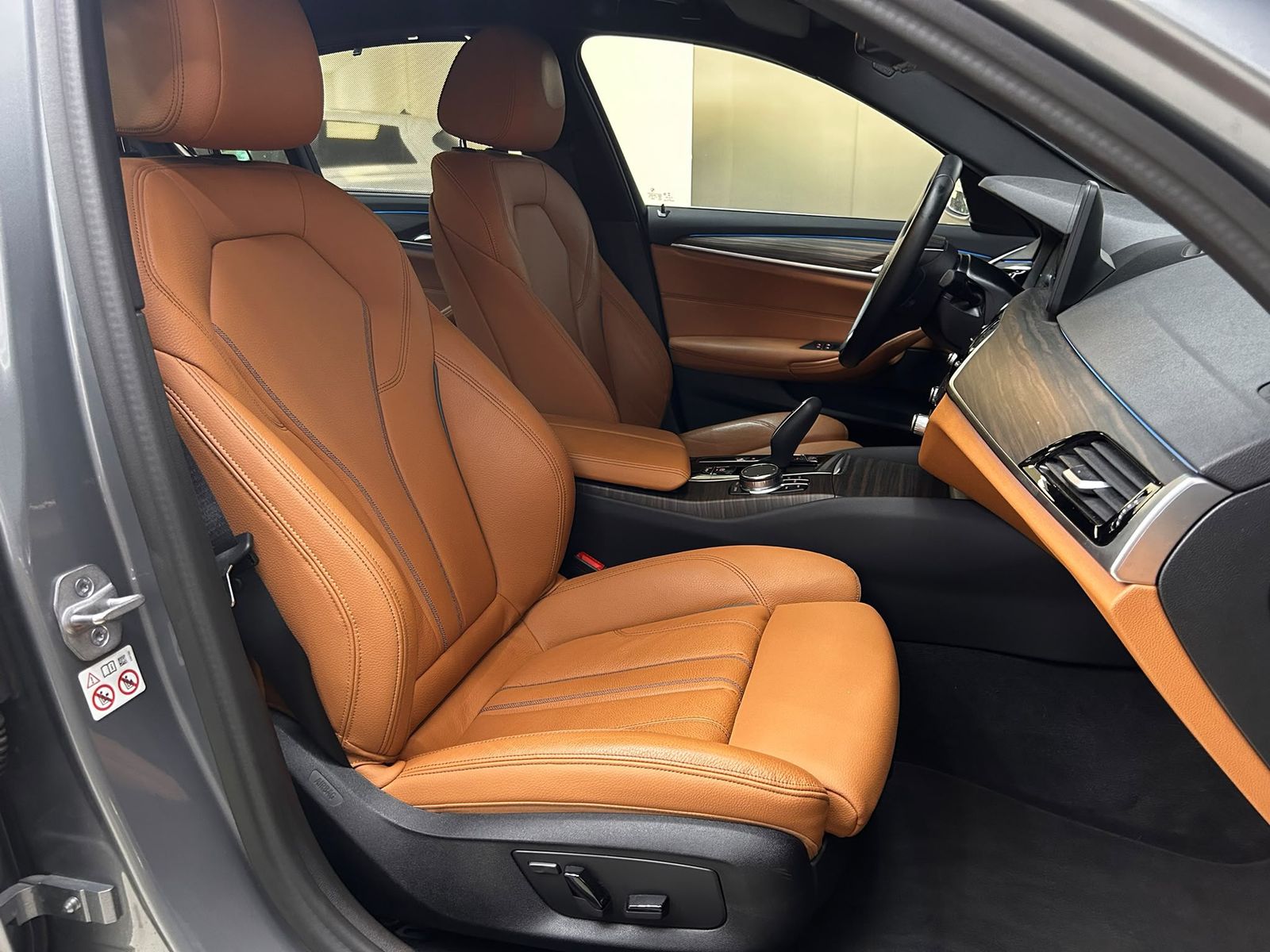Fahrzeugabbildung BMW 530e xDri LEDER+VIRTU+PROF+LED+SHZ+KAMERA+TEMP+M