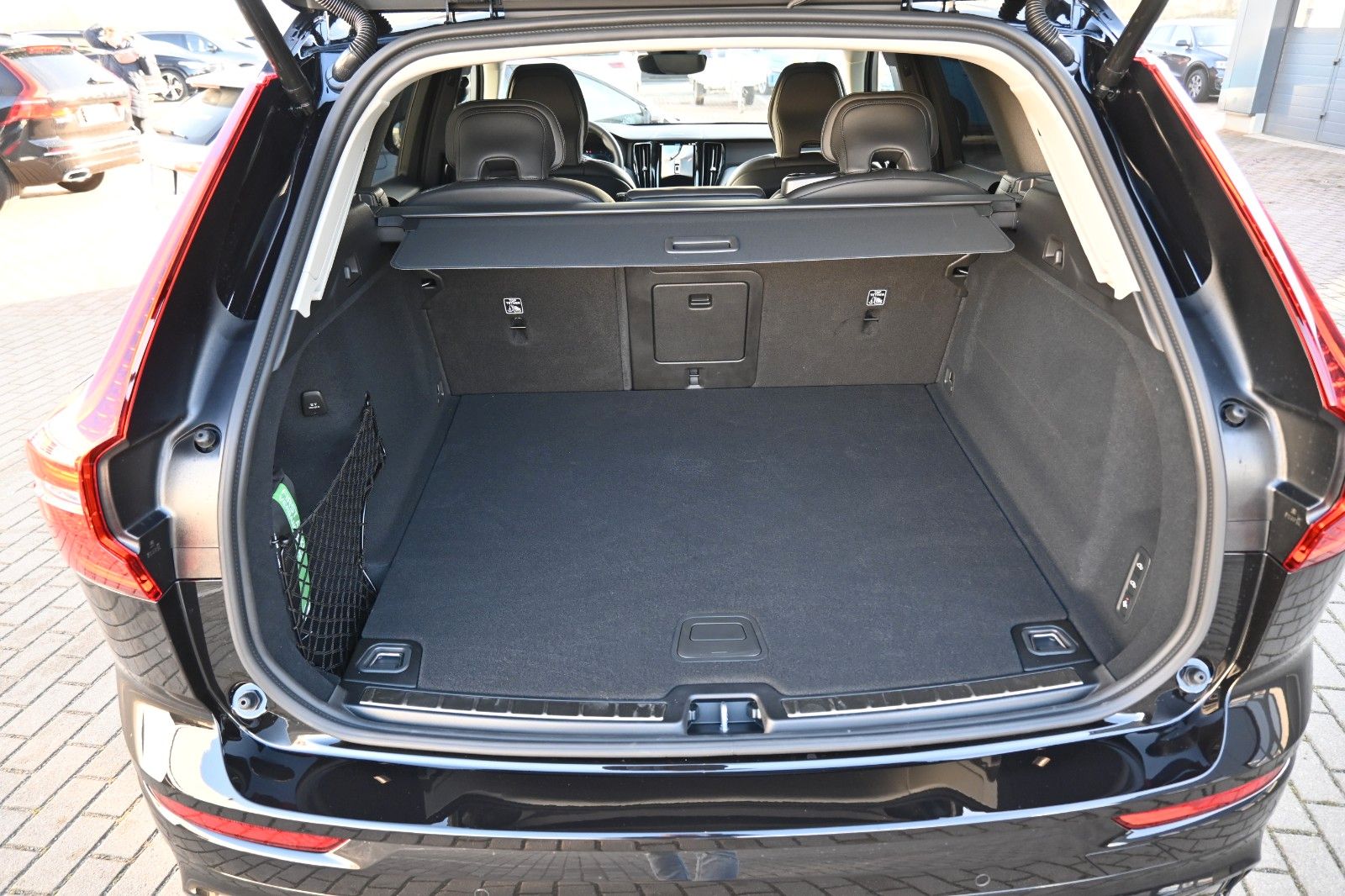 Fahrzeugabbildung Volvo XC60 B5 AWD Ultra Dark*LUFT*360°*ACC*AHK