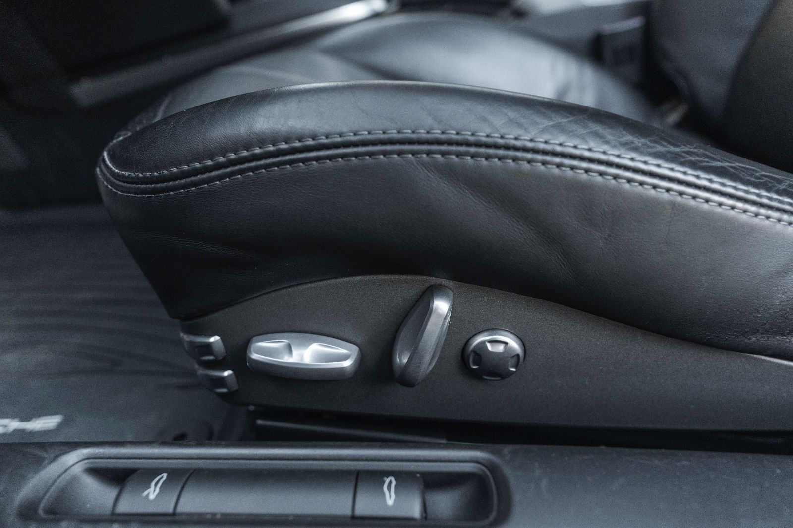 Fahrzeugabbildung Porsche 911 Turbo S Coupe 977 PCCB BOSE SPORT CHRONO NAV