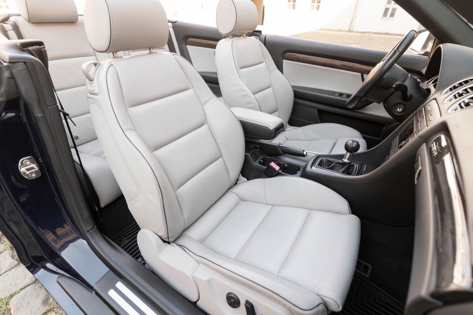 Fahrzeugabbildung Audi S4 Cabriolet 4.2 quattro TEMPOMAT M+S LEDER