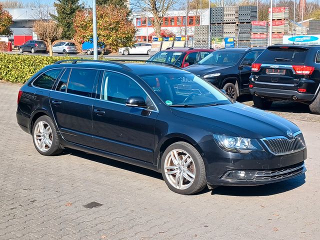 Skoda Superb Combi Exclusive Automatik* Navi* Leder*