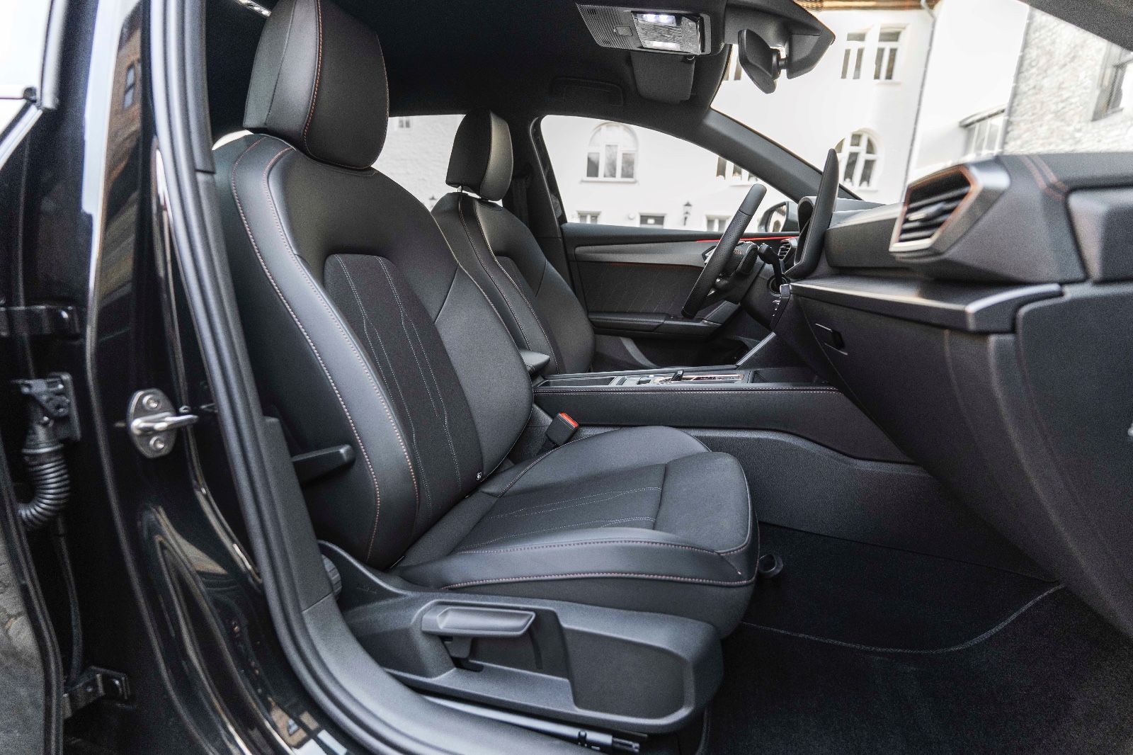 Fahrzeugabbildung CUPRA Leon Sportstourer 1.5 eTSI ACC LED TOTW CARPLAY