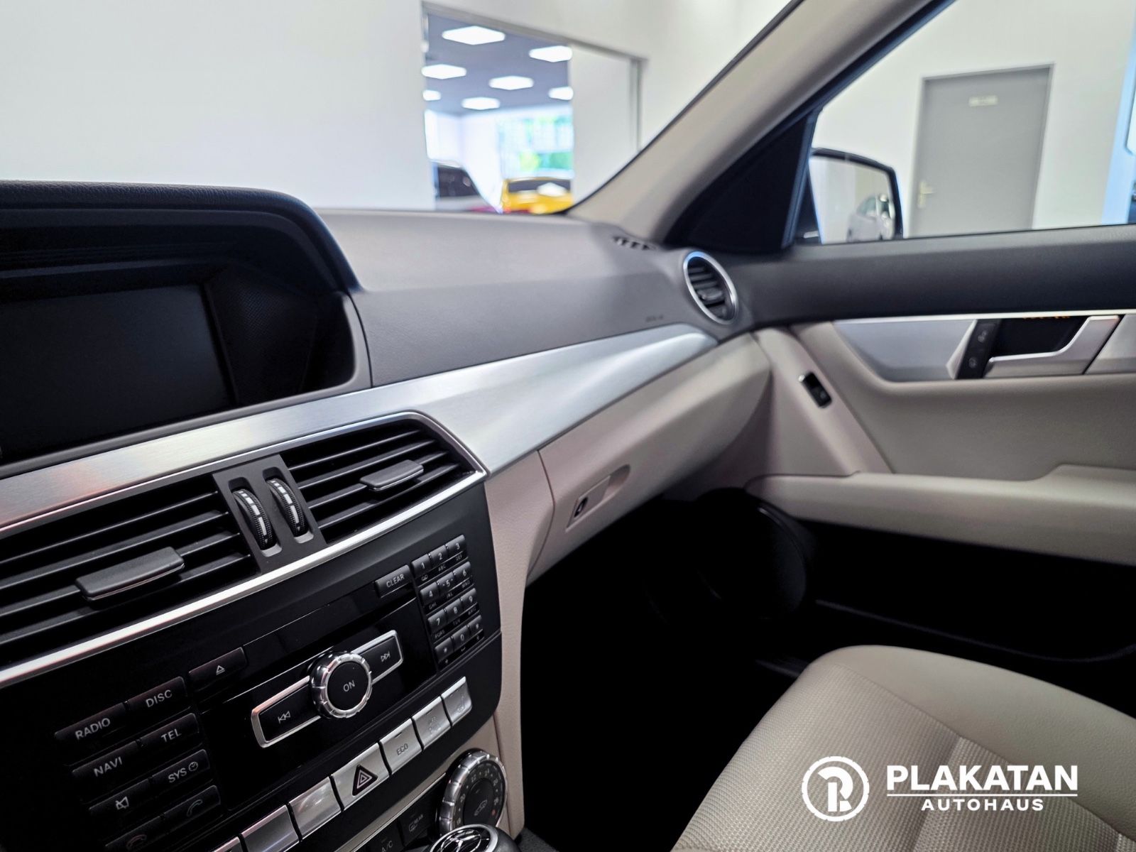 Fahrzeugabbildung Mercedes-Benz C 200 CGI Avantgarde Bi-Xenon AdaptLicht