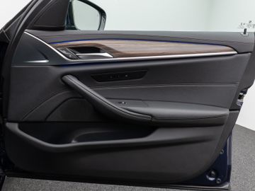 Fahrzeugabbildung BMW 520d xD Luxury Line Kamera HUD DAB HiFi DisplKey