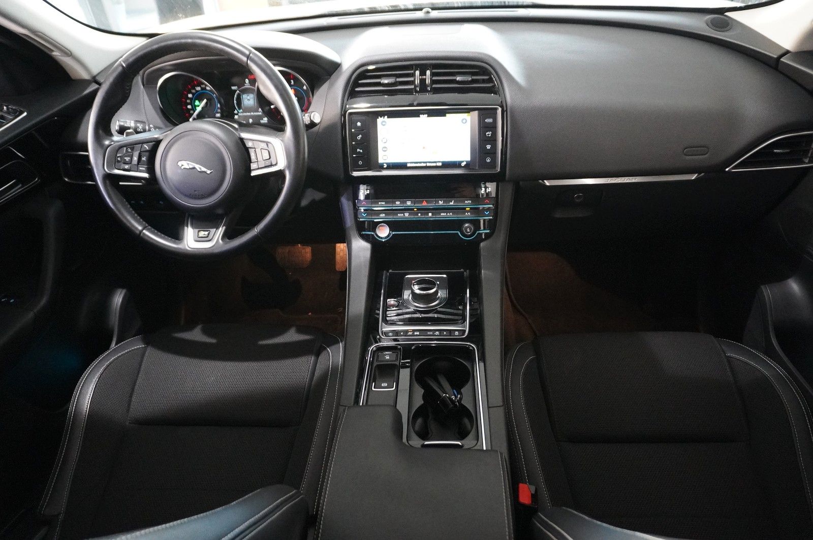Fahrzeugabbildung Jaguar F-Pace 30D R-SPORT AWD NAVI/LED/SHZ/SPORT/AHK