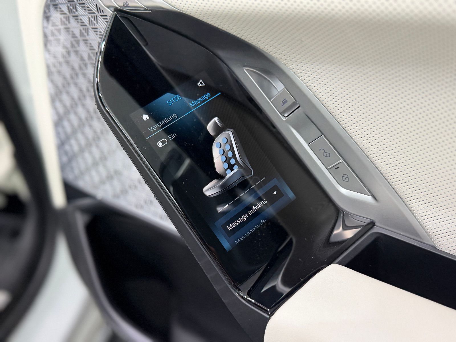 Fahrzeugabbildung BMW M760 e xDrive M-SPORT|TV|B&W|SKY-LOUNGE|MEGAVOLL