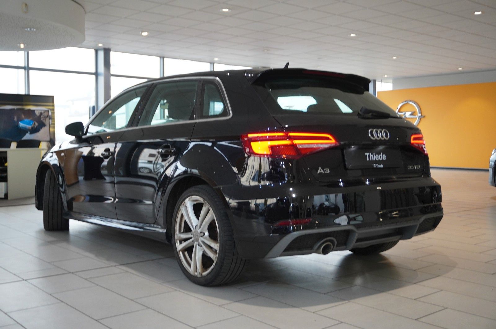 Fahrzeugabbildung Audi A3 Sportback 30 TDI S-LINE NAVI/LED/SH/SPORT/PDC