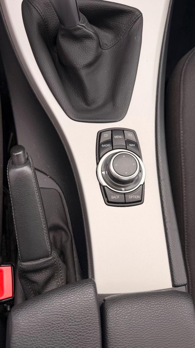 BMW 318 2011 — photo 11