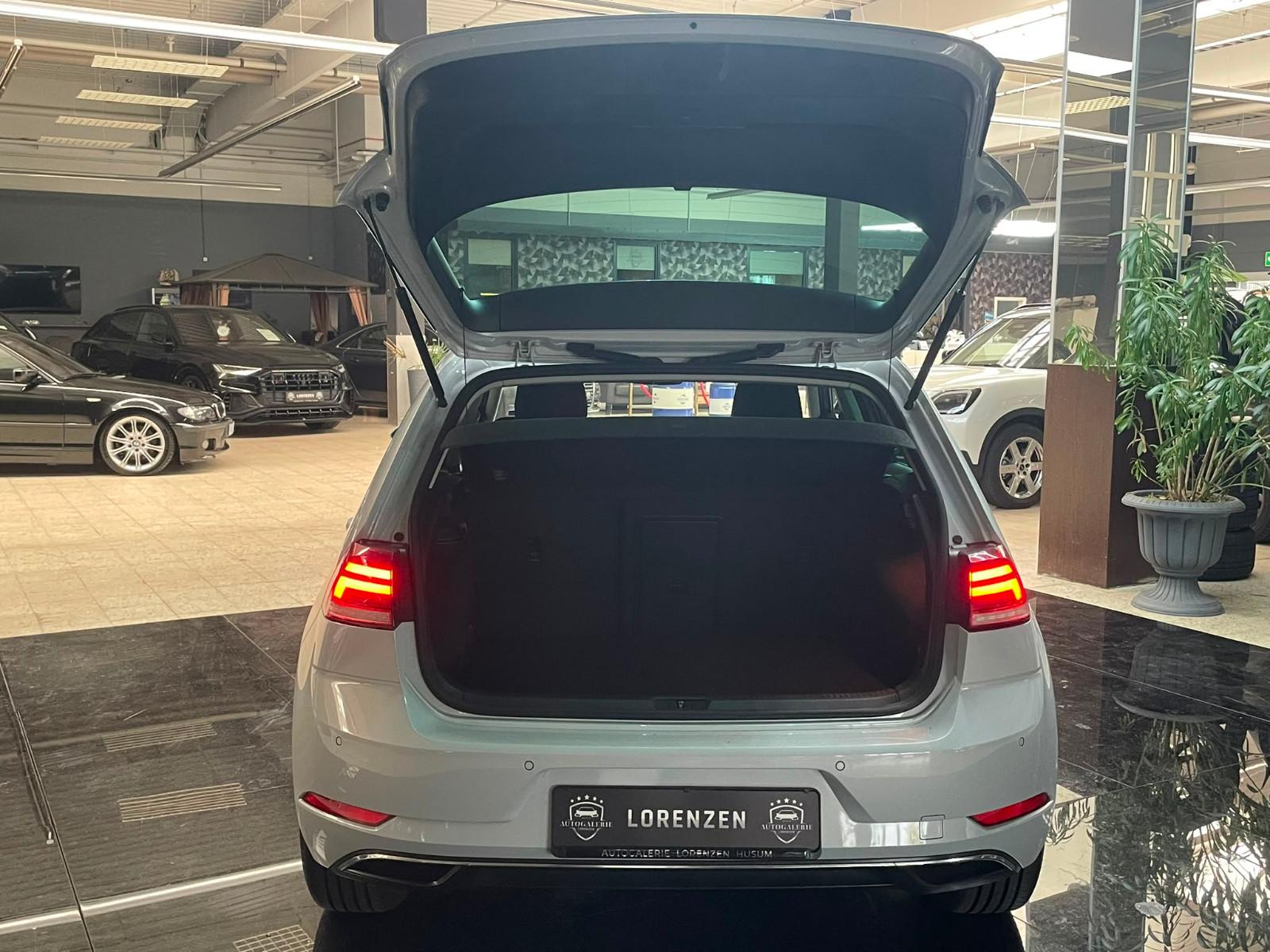 Volkswagen Golf VII Lim. Sound DSG / Carplay / Xenon