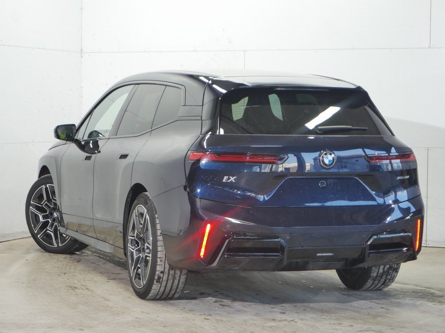 Fahrzeugabbildung BMW iX xDrive60 | Luftfederung | Sky Lounge | M-Spor