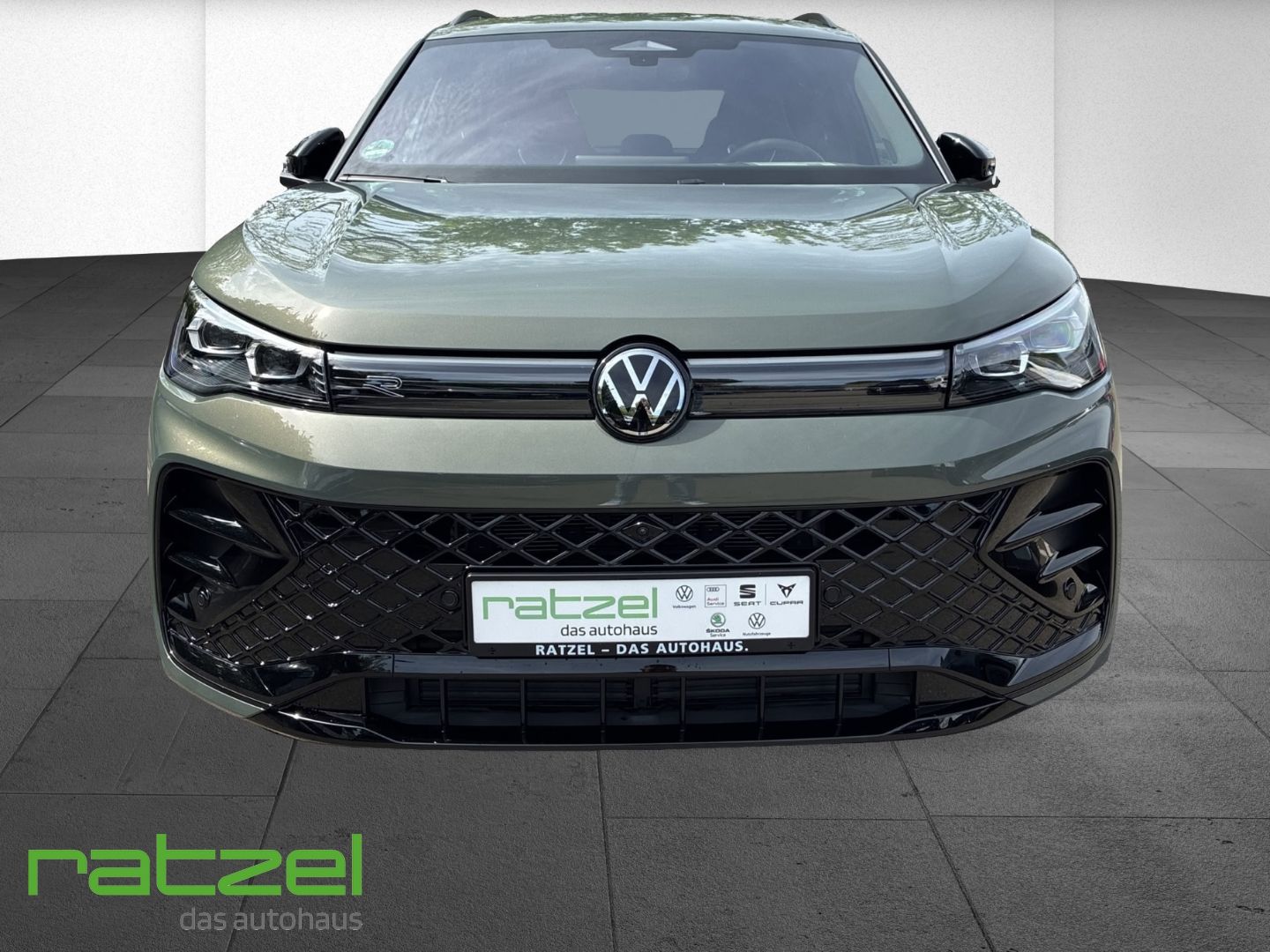 Fahrzeugabbildung Volkswagen Tiguan 2.0 TDI DSG R-Line HUD AHK Kamera IQ Driv