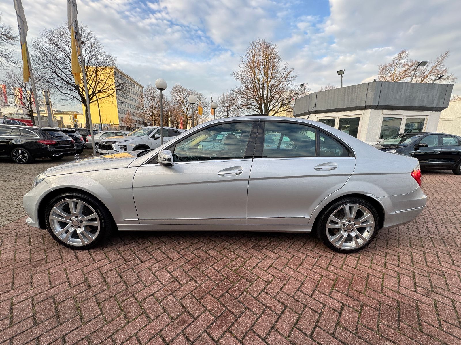 Fahrzeugabbildung Mercedes-Benz C 200 BE 7GT ELEGANCE NAVI ILS AHK SPORT 18 ALU