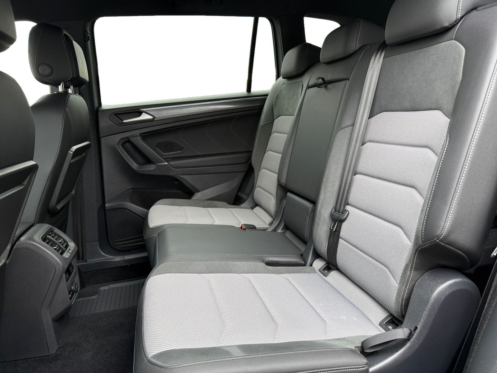 Fahrzeugabbildung Volkswagen Tiguan Allspace 2.0 TDI R-LINE 7 SITZE 20" AHK