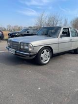 Mercedes-Benz 250 - silberne Mercedes-Benz 250