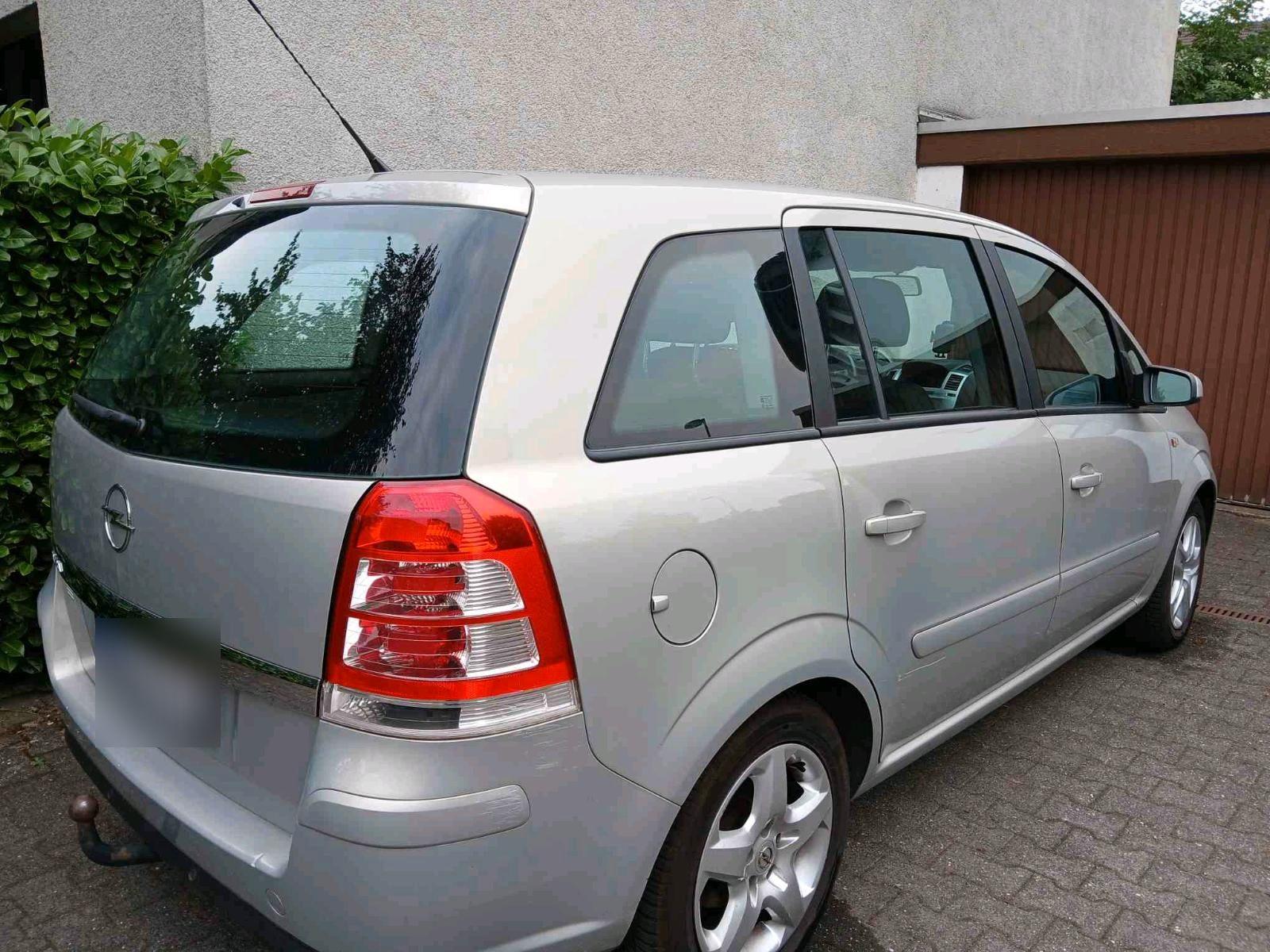 Opel Zafira 2009 — rear view