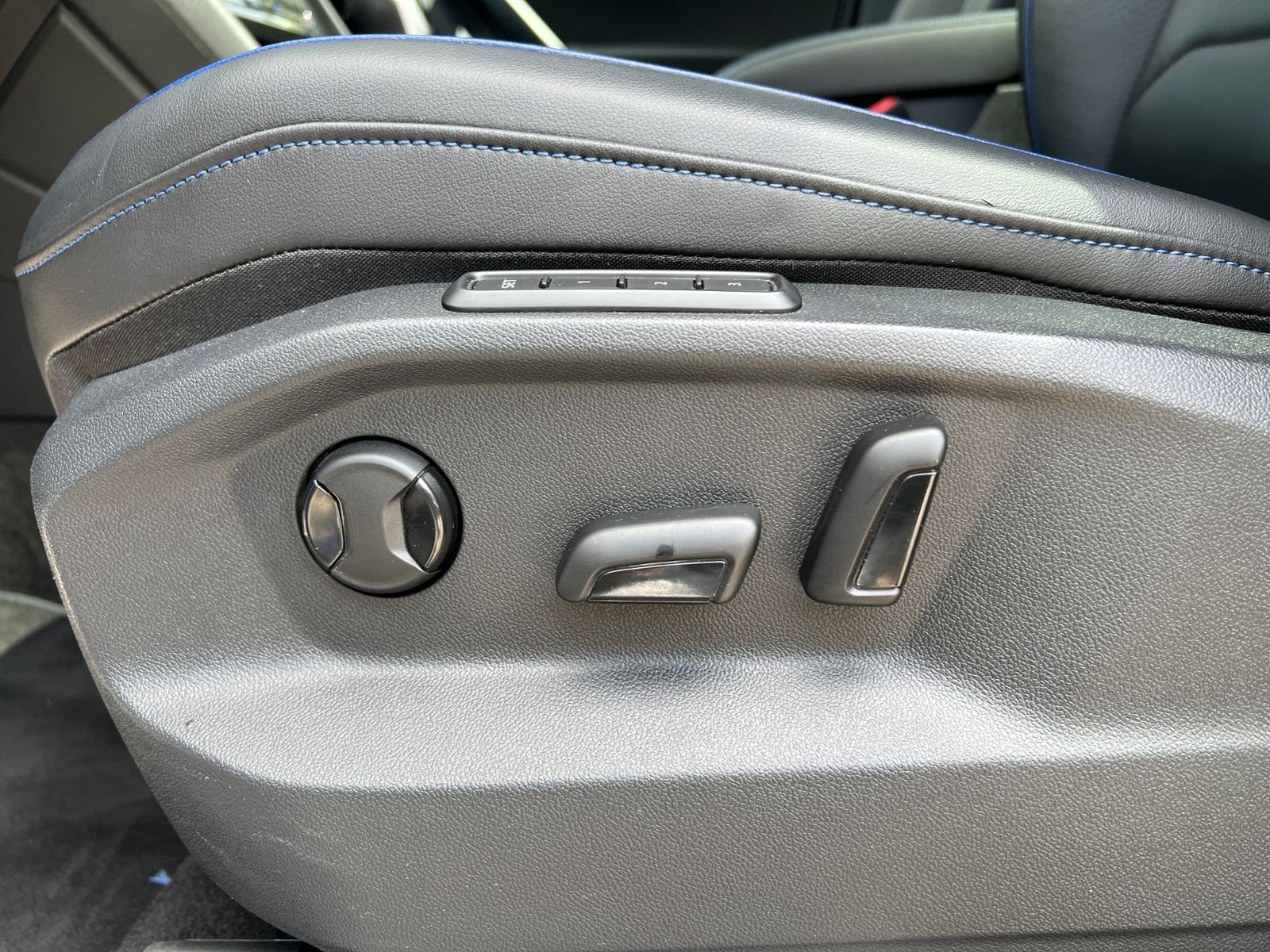 Fahrzeugabbildung Volkswagen Tiguan R 2.0 TSI DSG 4MOTION *Akrapovic,Leder,Pa