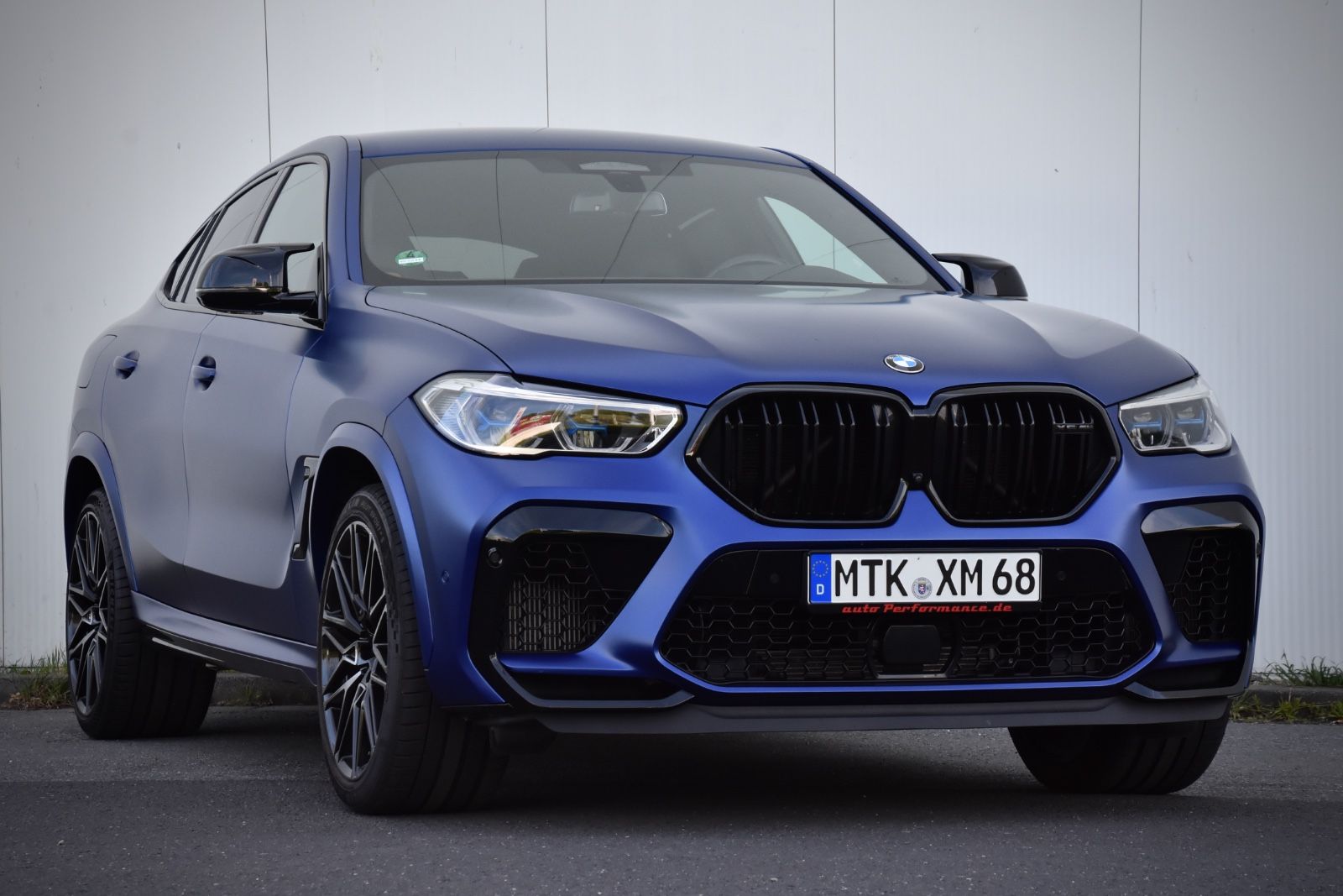 BMW X6 M Competition FROZEN MARINA BAY BLAU