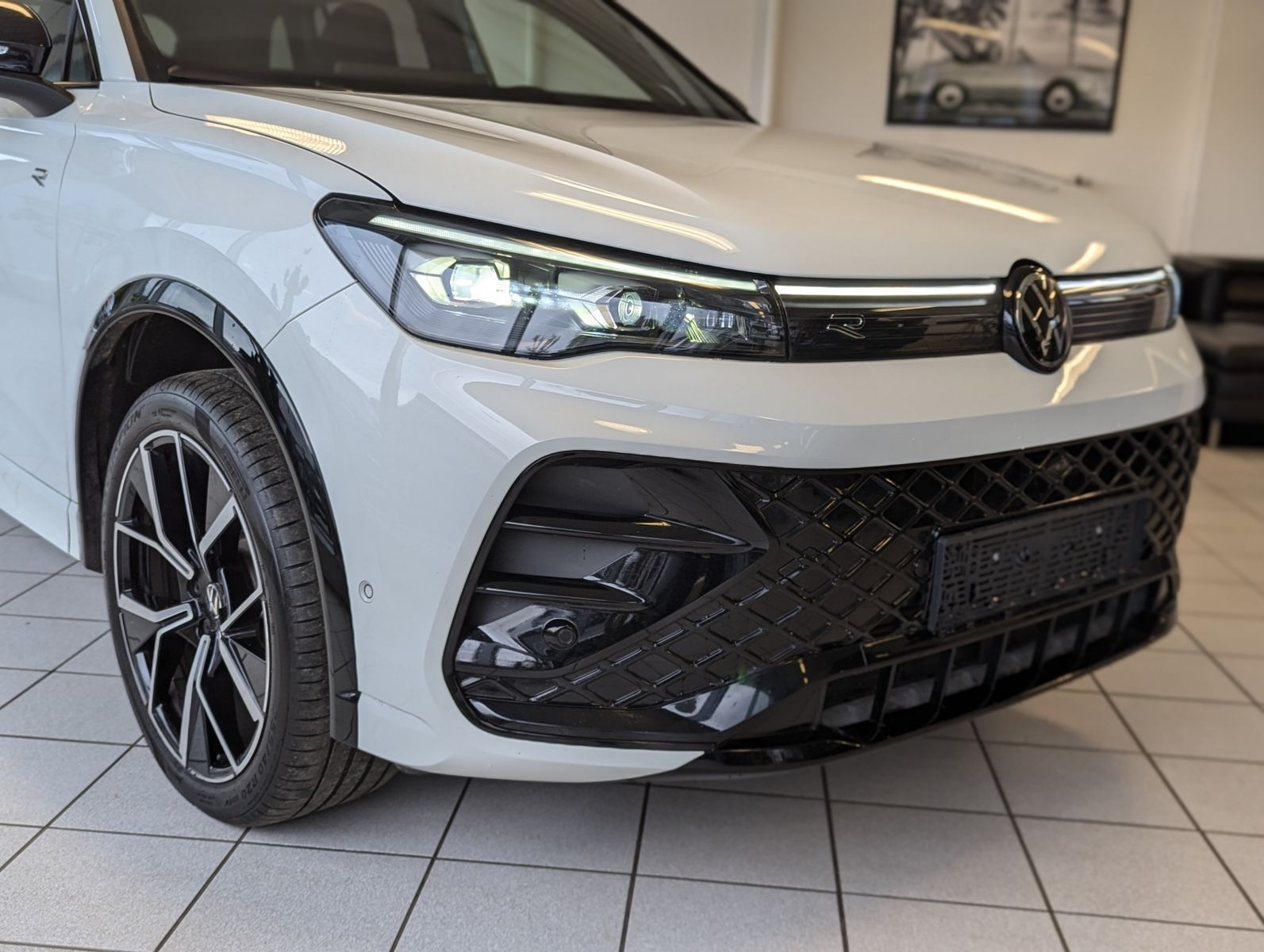 VW Tiguan 2.0TDI R-Line 4M Pano Black AHK Matrix 20 - Image 9