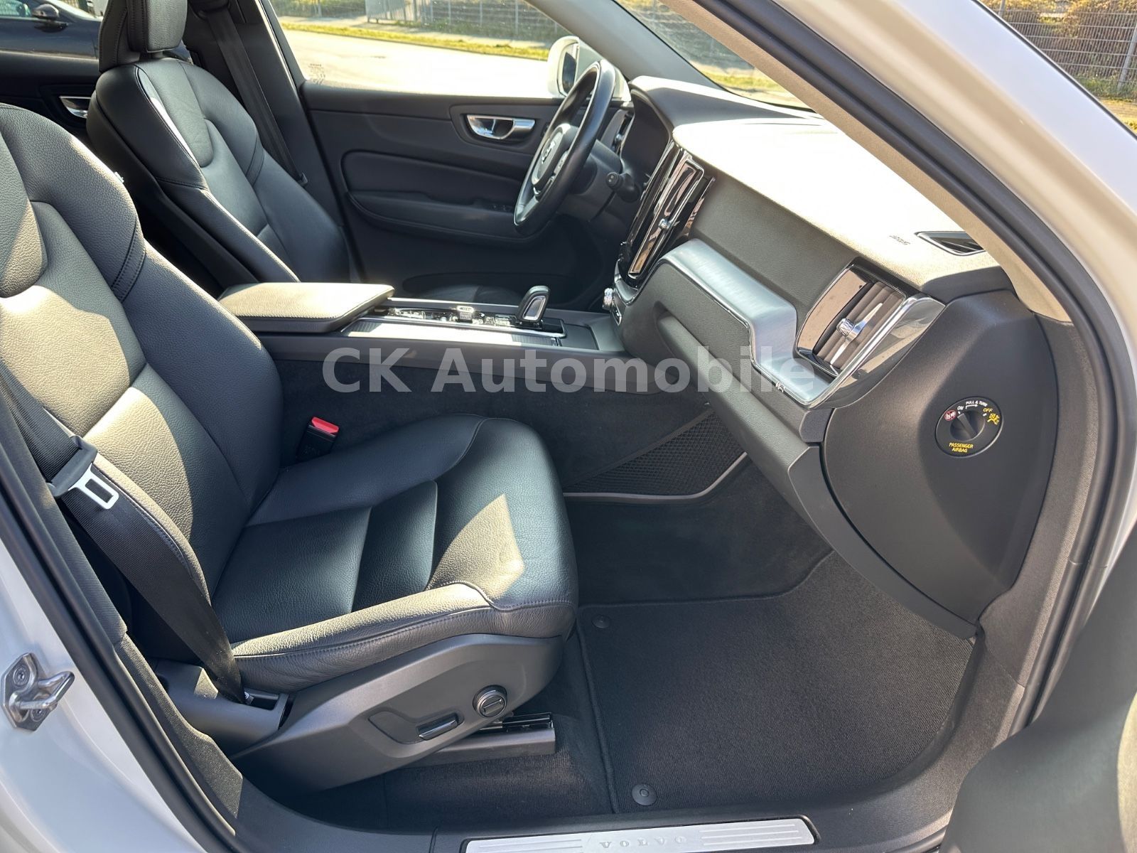 Fahrzeugabbildung Volvo XC60 B4 Momentum Pro AWD/Navi/Leder/Pano/LED/Kam