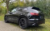 Volkswagen Touareg R 3.0 V6 eHybrid  SCHECKHEFT/BLACKOUT - Volkswagen Touareg R mit Hybrid-Antrieb (Benzin/Elektro)