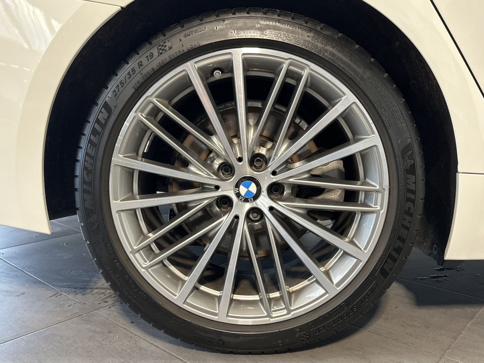 Fahrzeugabbildung BMW 520d Touring Sport-Line NAV+LED+VCOCK+KAMERA+SHZ