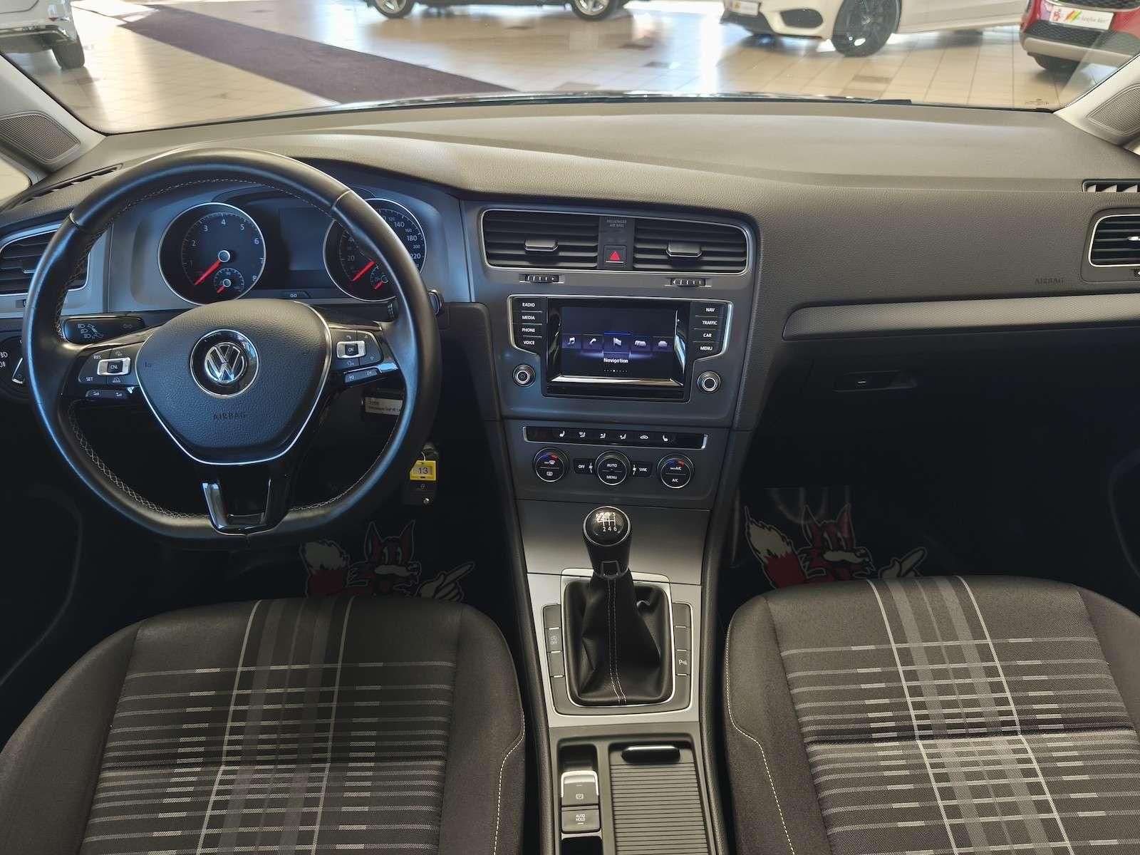Fahrzeugabbildung Volkswagen Golf Lounge 1.4 /Bi-Xenon/Navi/Tempo/Ahk 110 ...