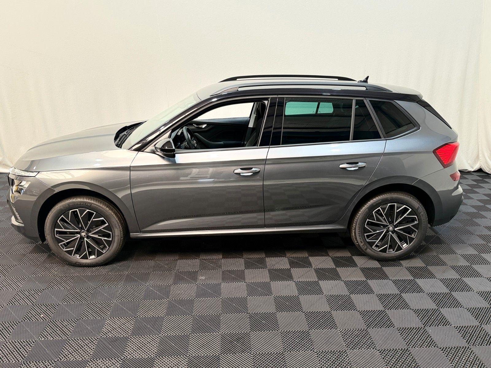 Fahrzeugabbildung SKODA Kamiq 1.0 TSI DSG Selection Black 17Z Kamera SHZ