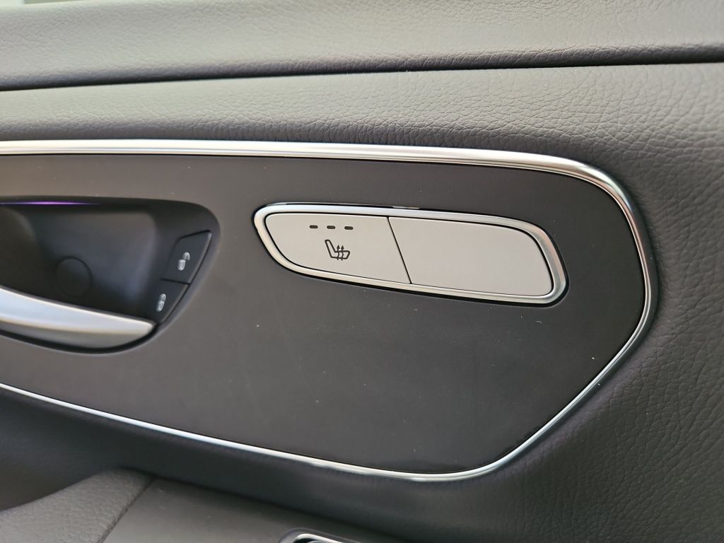 Fahrzeugabbildung Mercedes-Benz EQV 300 lang 7 Sitze Tisch LED EASY-PACK RFK