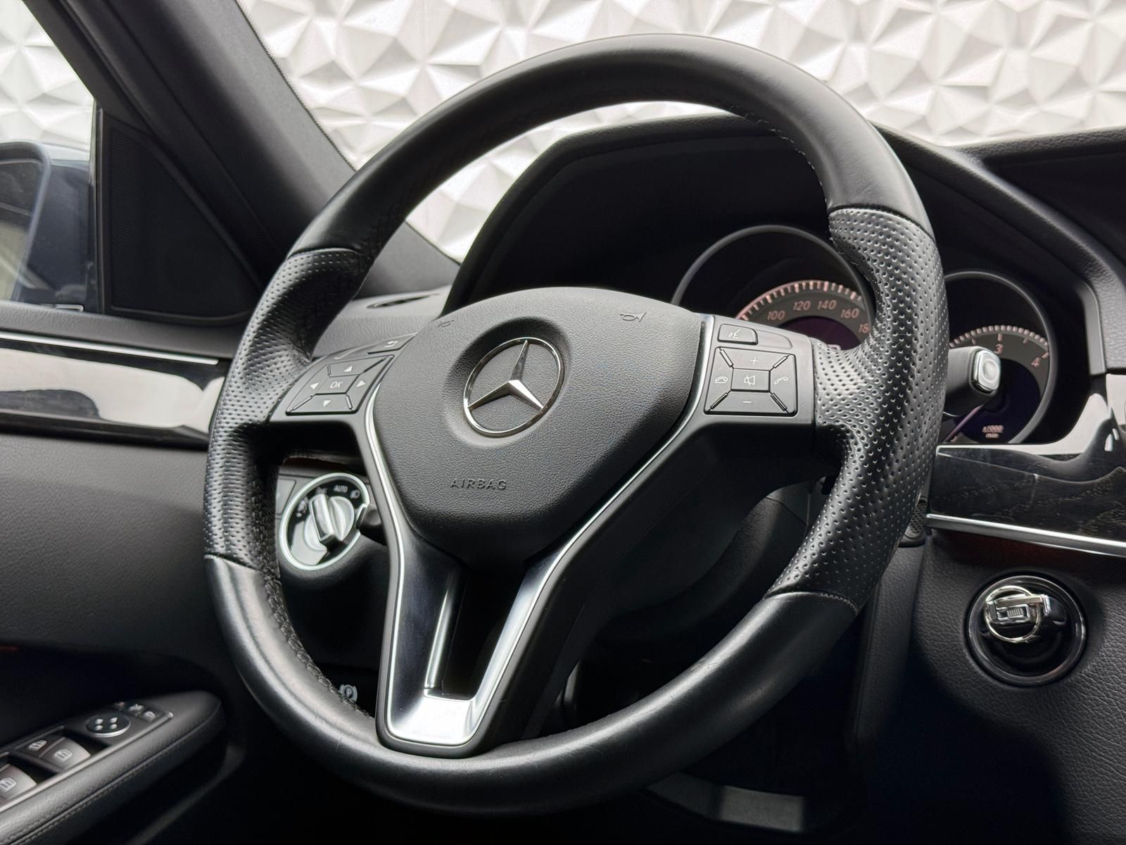 Fahrzeugabbildung Mercedes-Benz E 220d AVANTGARDE/AHK/ILS+/OZ-RACING/PDC/NAV/LED